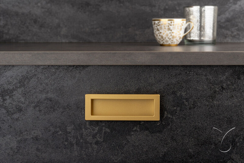 Úchytka Misura 96 zápustná zlatá matná